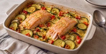 Courgettes et Saumon Rôtis au Curcuma et Lait de Coco : La Recette Saine et Rapide