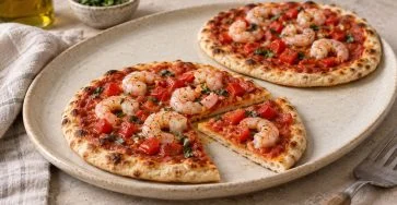 Flatbread maison aux crevettes et poivrons : la recette express façon pizza légère