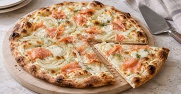 Pizza Gourmet au Saumon Fumé, Fenouil et Mozzarella : Une Alliance Savoureuse et Rapide